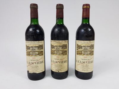 3 bouteilles CH. LA LOUVIÈRE, Pessac-Léognan 1985 (ea, 1 J, …
