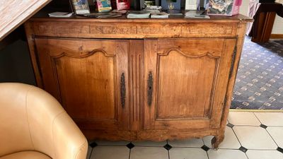 une armoire en bois sur laquelle sont posées de nombreuses bouteilles