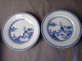 deux assiettes ornées de motifs bleus et blancs, posées sur une table