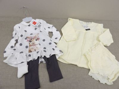 deux vêtements, à savoir une chemise, un pantalon et une veste