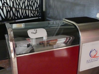 une vitrine sur laquelle est accrochée une affiche, dans un restaurant