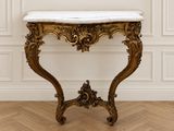 une table au plateau en marbre dans une pièce aux murs blancs