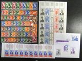 beaucoup de timbres et de timbres posés sur une table