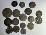 quelques vieilles pièces posées les unes à côté des autres sur une table