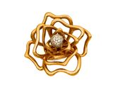 une image représentant une broche en forme de fleur en or et diamants sur fond blanc