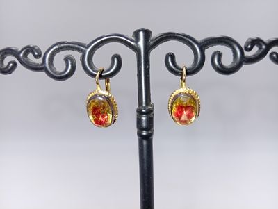gros plan d'une paire de boucles d'oreilles sur un support