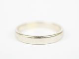 gros plan d'une bague en argent sur une surface blanche
