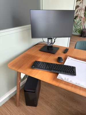 un bureau sur lequel se trouvent un clavier, une souris et un écran