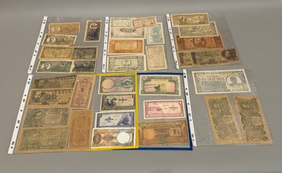 Plusieurs types de billets de banque sont exposés sur une table