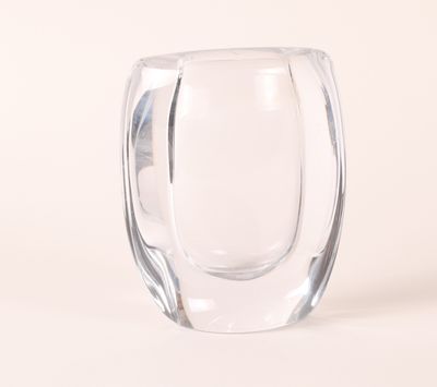 un vase en verre posé sur une surface blanche