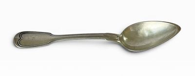 cuillère en argent avec un manche en forme de cœur sur un fond blanc