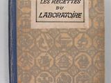 un vieux livre posé sur une table blanche