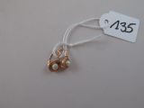 une photo d'un collier en or et perles avec une étiquette de prix