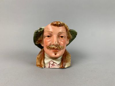 une figurine représentant un homme moustachu et coiffé d'un chapeau