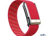 un gros plan sur un bracelet rouge d'une montre connectée