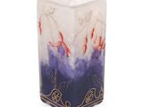 une bougie blanche ornée d'un motif bleu et violet