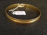 Gros plan sur un bracelet en or portant une étiquette