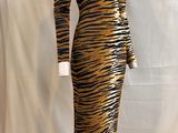 une photo d'un mannequin portant une robe à imprimé tigre