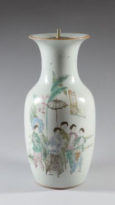 un vase blanc orné d'une peinture sur le côté