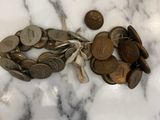 un tas de pièces posées sur une table en marbre