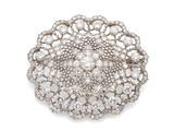 gros plan d'une broche en diamant sur fond blanc