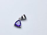 un gros plan d'un pendentif violet en forme de cœur posé sur une surface blanche