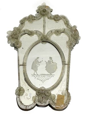 un miroir sur lequel est représenté un homme et une femme