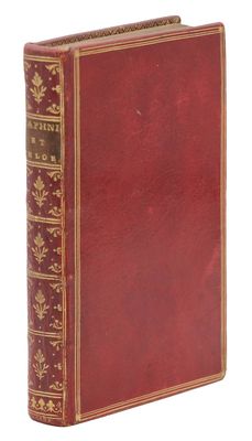un vieux livre rouge avec des bordures dorées et une couverture aux bordures dorées