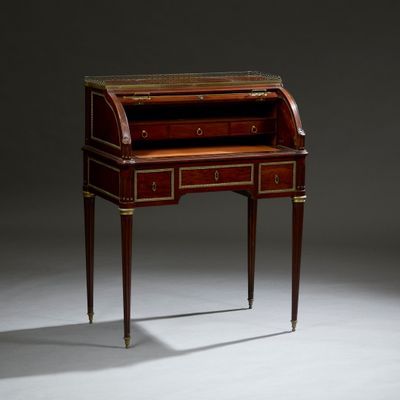 un petit bureau à deux tiroirs orné de garnitures dorées