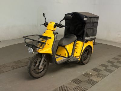 un scooter jaune avec une selle noire dans un garage