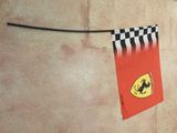 un drapeau rouge et noir suspendu à une corde à linge