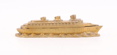 breloque plaquée or en forme de bateau sur fond blanc