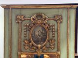 une photo d'une armoire verte sur laquelle figure une image