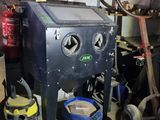 une machine qui se trouve dans un garage