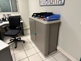 un bureau avec une chaise et une armoire dans un coin