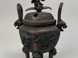 un brûle-parfum ancien en bronze surmonté d'une statuette