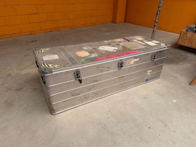 une valise posée par terre dans le garage