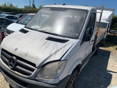une camionnette blanche garée dans un parking