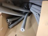 plusieurs rouleaux de tissu gris dans une boîte en carton