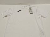 t-shirt blanc avec un oiseau noir sur la poitrine