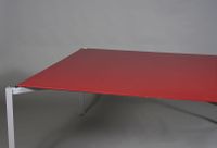 Table carrée en métal chromé et plateau en verre rouge. (photo 2)