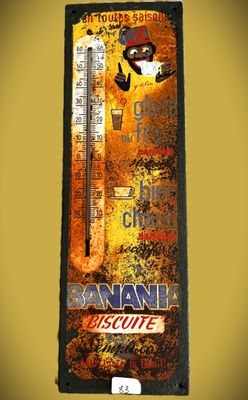 un thermomètre accroché au mur sur lequel est inscrit « biscuit à la banane »