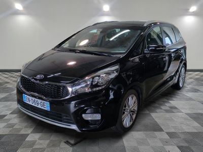 la voiture noire est garée sur un sol en damier dans le garage