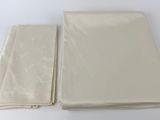 deux morceaux de tissu blanc superposés