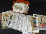 beaucoup de livres dans une boîte sur la table