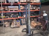une photo d'un chariot élévateur dans un entrepôt