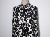 une chemise à motifs floraux en noir et blanc sur un mannequin, un mannequin, un mannequin, un mannequin, un mannequin, un mannequin, un mannequin, un mannequin