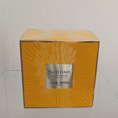 le coffret du parfum est posé sur une table en verre