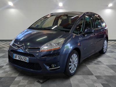 la voiture bleue est garée dans le garage sur le sol en damier