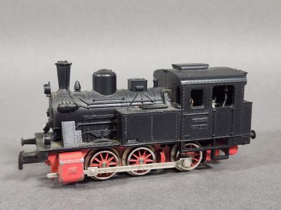 un petit train posé sur une table